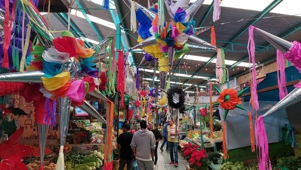 Se elevan precios de piñatas en mercado de Veracruz por temporada