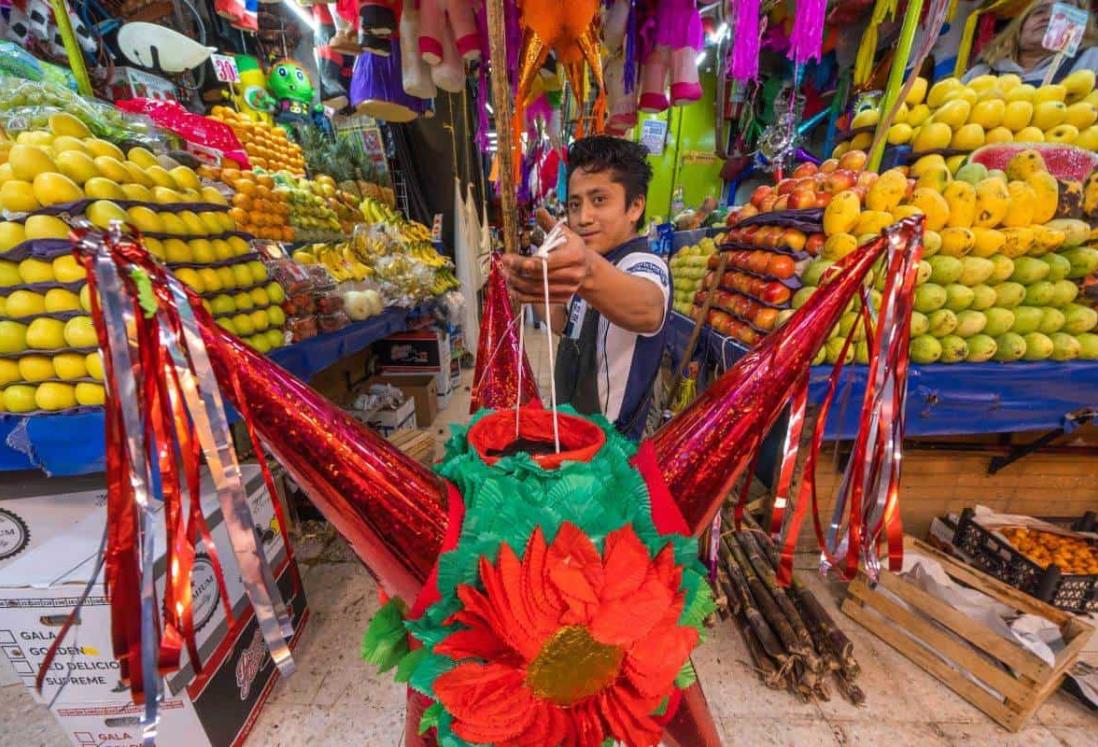 Se elevan precios de piñatas en mercado de Veracruz por temporada