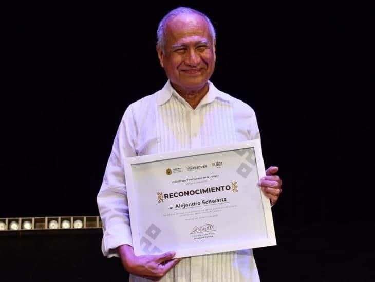 Alejandro Schwartz recibe reconocimiento del IVEC por 60 años en la danza