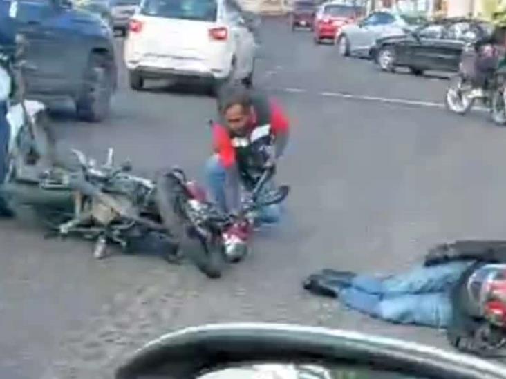 En Xalapa, motociclista es embestido por vehículo en Glorieta de la Araucaria