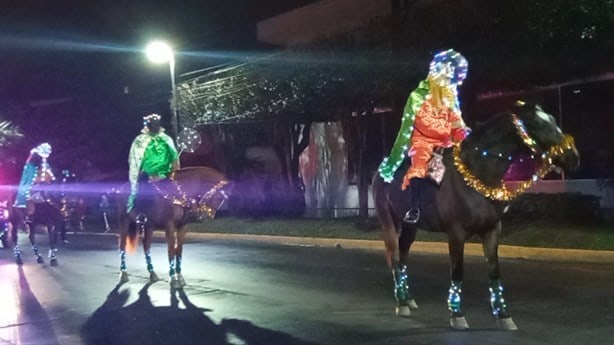 Luces navideñas inundan calles de Xalapa en Desfile Iluminado 2023