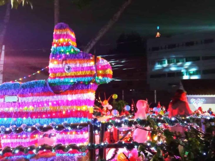 Luces navideñas inundan calles de Xalapa en Desfile Iluminado 2023