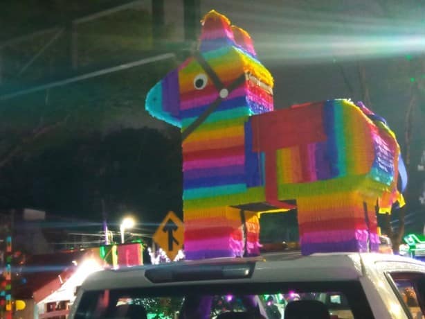 Luces navideñas inundan calles de Xalapa en Desfile Iluminado 2023