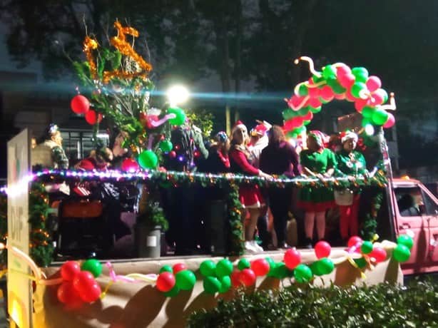 Luces navideñas inundan calles de Xalapa en Desfile Iluminado 2023