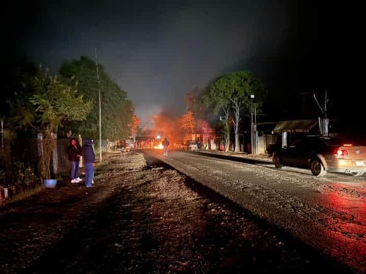 Bloquean carretera Mendoza-Tehuacán por falta de servicio de luz, desde hace 24 horas