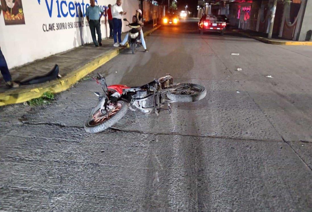 Motociclistas chocan con taxista en calles de Puente Nacional, Veracruz