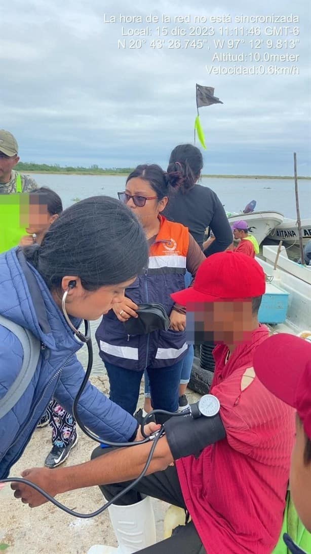 SEMAR rescata a cuatro pescadores varados en la Barra de Cazones