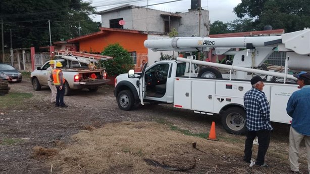 Camioneta sufre volcadura y derriba poste en la carretera Córdoba-Veracruz