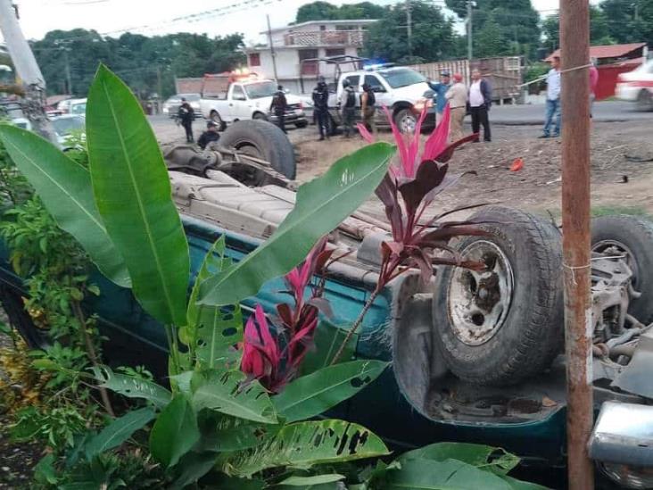 Camioneta sufre volcadura y derriba poste en la carretera Córdoba-Veracruz