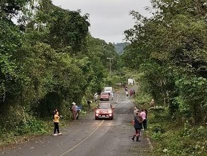 Habitantes de Plan de la Vega realizan faena en la carretera Misantla - Vega de Alatorre