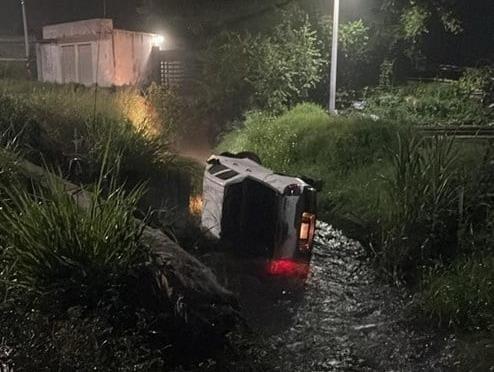 Camioneta cae a canal de riego en el municipio de Cuitláhuac
