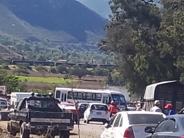 Por falta de luz, pobladores de Acultzingo bloquean la carretera Orizaba-Tehuacán