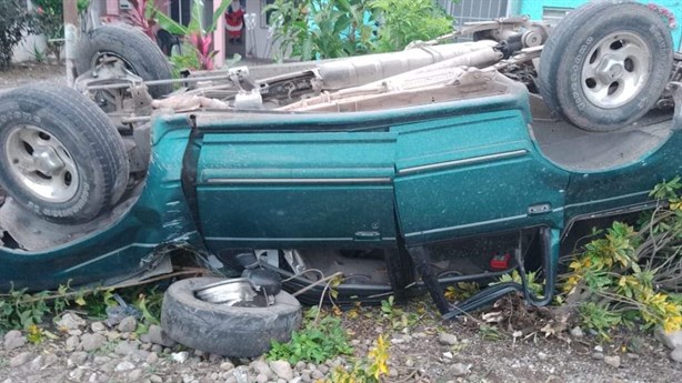 Camioneta sufre volcadura y derriba poste en la carretera Córdoba-Veracruz