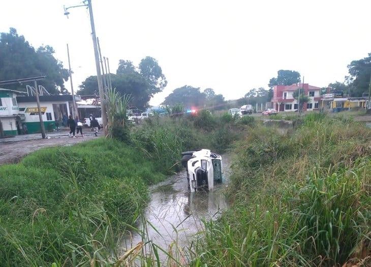 Camioneta cae a canal de riego en el municipio de Cuitláhuac