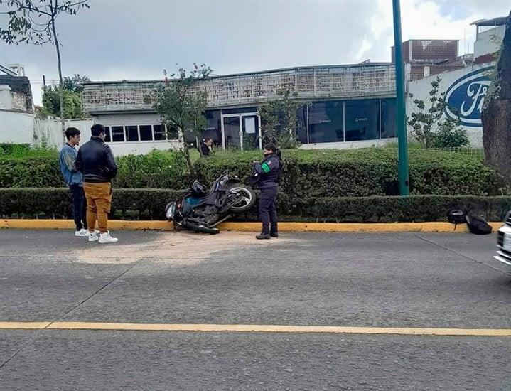 Motociclista es embestido por un auto en la avenida Ávila Camacho de Xalapa