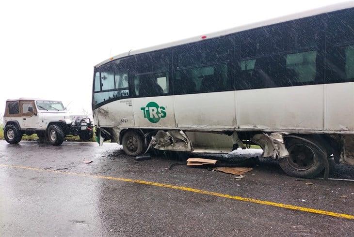Se registra accidente de tráiler y autobús en la carretera Atzalan - Tlapacoyan