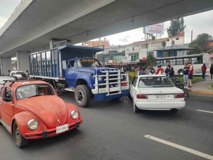 Camión cañero embiste a automóvil en Xalapa