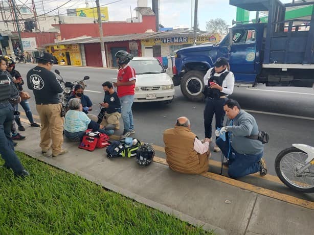 Camión cañero embiste a automóvil en Xalapa