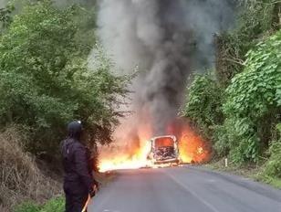 Se incendia autobús de la línea La Azteca en la carretera Coatepec - Huatusco