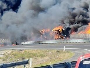 Se registra volcadura e incendio de un tráiler con pipas de combustible en la autopista Orizaba - Puebla (+Video)