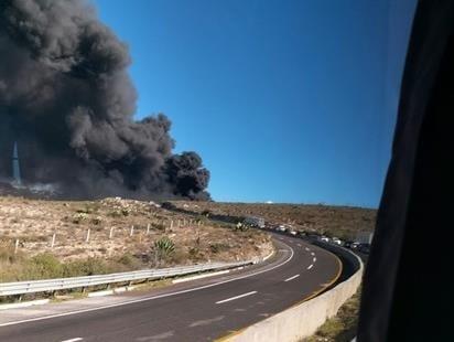 Se registra volcadura e incendio de un tráiler con pipas de combustible en la autopista Orizaba - Puebla (+Video)