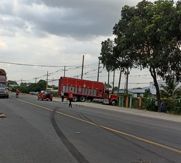 Choque entre taxi y camión de carga en la Córdoba-Veracruz deja una persona lesionada