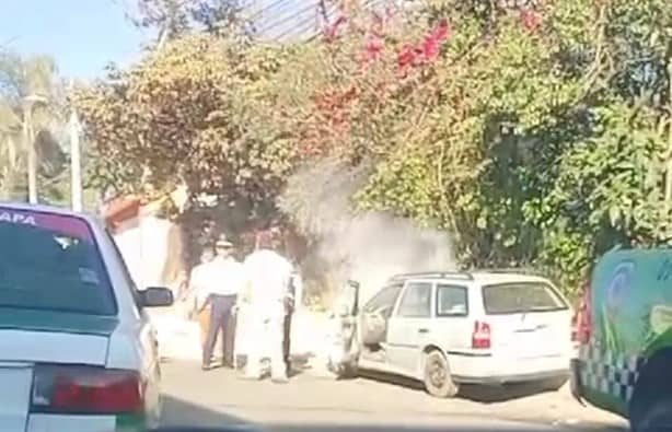 Bomberos apagan incendio de auto en colonia El Olmo, de Las Trancas