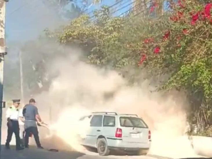 Bomberos apagan incendio de auto en colonia El Olmo, de Las Trancas
