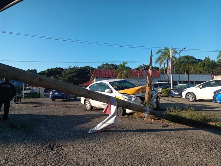 Taxista choca, derriba poste de Telmex y deja una lesionada en Córdoba