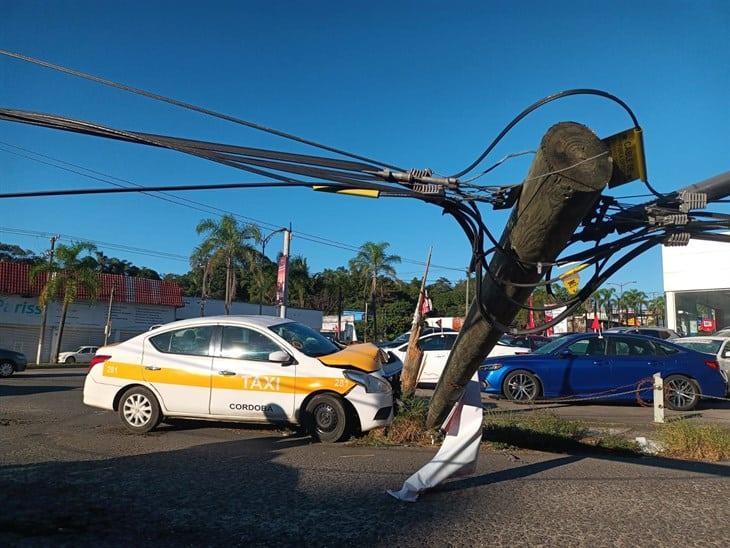 Taxista choca, derriba poste de Telmex y deja una lesionada en Córdoba