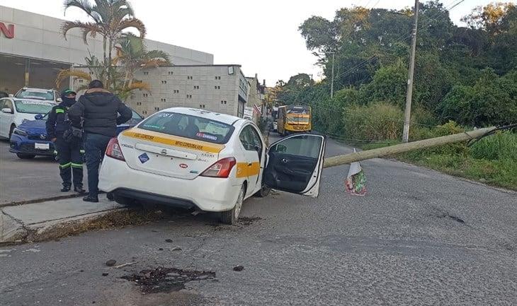 Taxista choca, derriba poste de Telmex y deja una lesionada en Córdoba