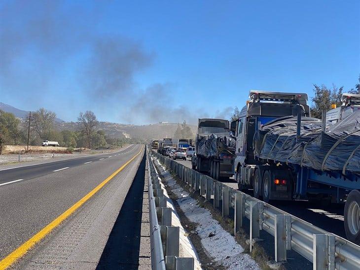 Se registra volcadura e incendio de un tráiler con pipas de combustible en la autopista Orizaba - Puebla (+Video)