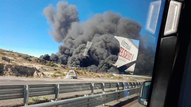 Se registra volcadura e incendio de un tráiler con pipas de combustible en la autopista Orizaba - Puebla (+Video)