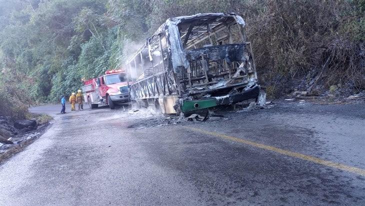 Se incendia autobús de la línea La Azteca en la carretera Coatepec - Huatusco