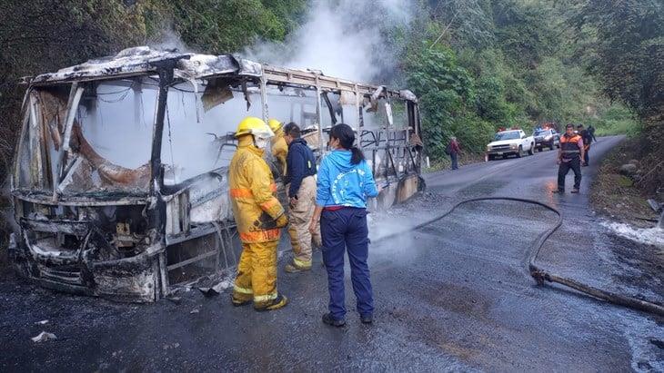 Se incendia autobús de la línea La Azteca en la carretera Coatepec - Huatusco