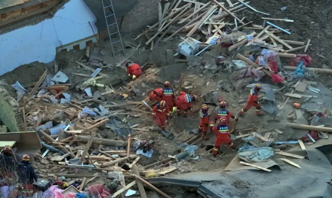 Más de 120 víctima fatales deja terremoto en China, buscan sobrevivientes