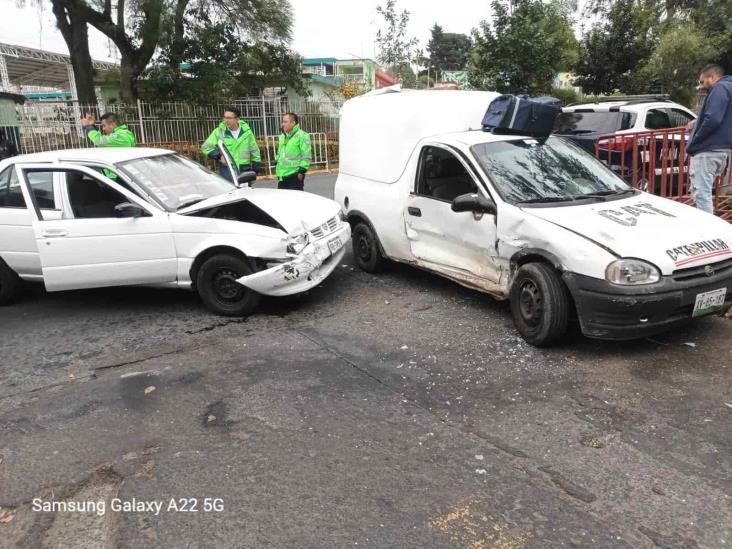 Auto y camioneta protagonizan choque en calles de Xalapa