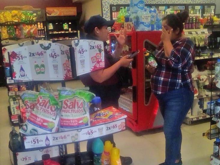 Capturan a mujer en intento de robo a Oxxo en Misantla