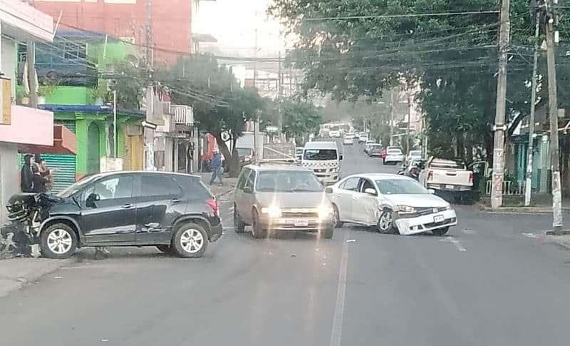 En Xalapa, cuantiosos daños deja choque en Mártires 28 de Agosto