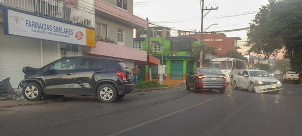 En Xalapa, cuantiosos daños deja choque en Mártires 28 de Agosto