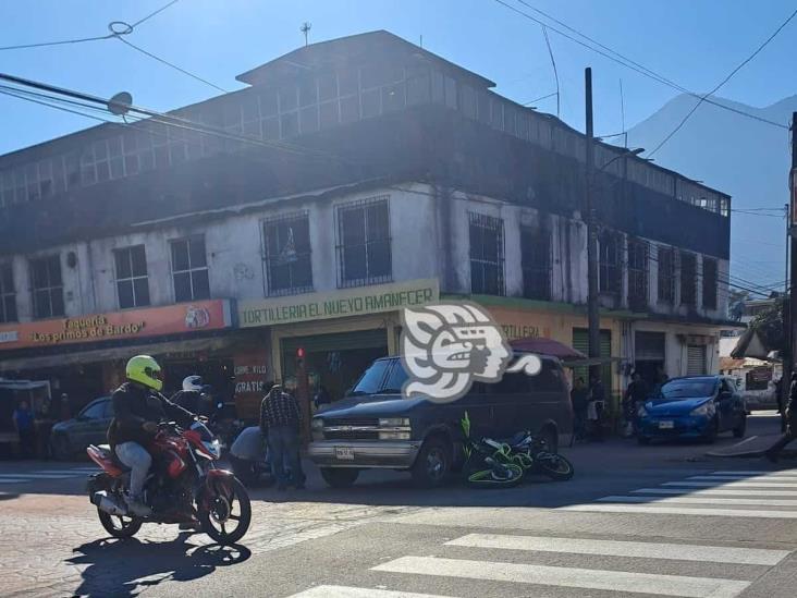 En Río Blanco, joven lesionada en choque de motocicleta y camioneta