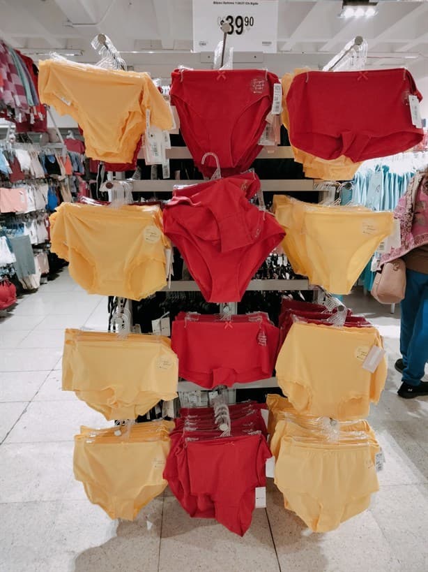 ¿Buscas lencería roja o amarilla para recibir el 2024? ¡Ya hay en Xalapa!