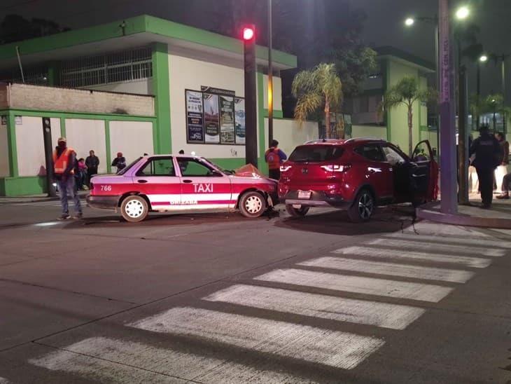 Choque de camioneta y taxi en el Boulevard Las Palmas de Orizaba