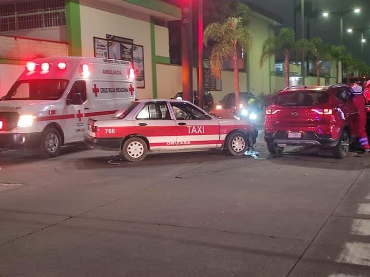 Choque de camioneta y taxi en el Boulevard Las Palmas de Orizaba