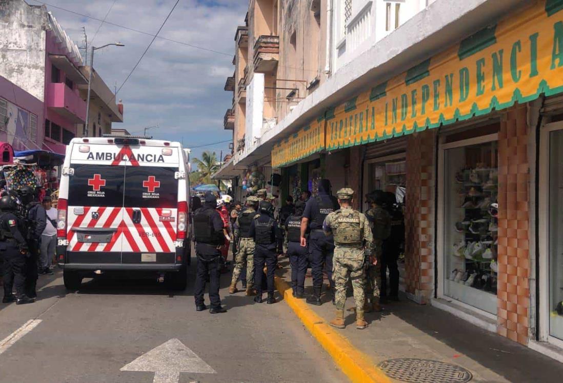 Sujetos intentan asaltar a hombre en centro de Veracruz; escolta lo impide | VIDEO