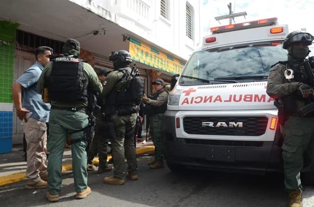 Sujetos intentan asaltar a hombre en centro de Veracruz; escolta lo impide | VIDEO