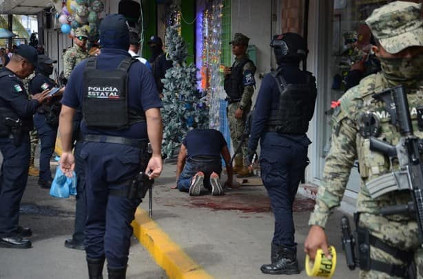 Sujetos intentan asaltar a hombre en centro de Veracruz; escolta lo impide | VIDEO