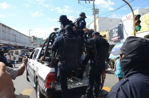 Sujetos intentan asaltar a hombre en centro de Veracruz; escolta lo impide | VIDEO