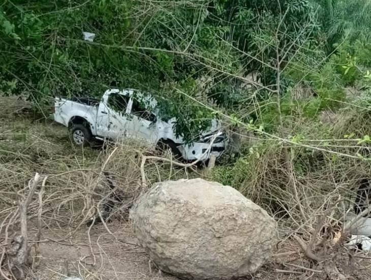Automóvil en Cotaxtla termina fuera de la carretera y se estrella contra un árbol