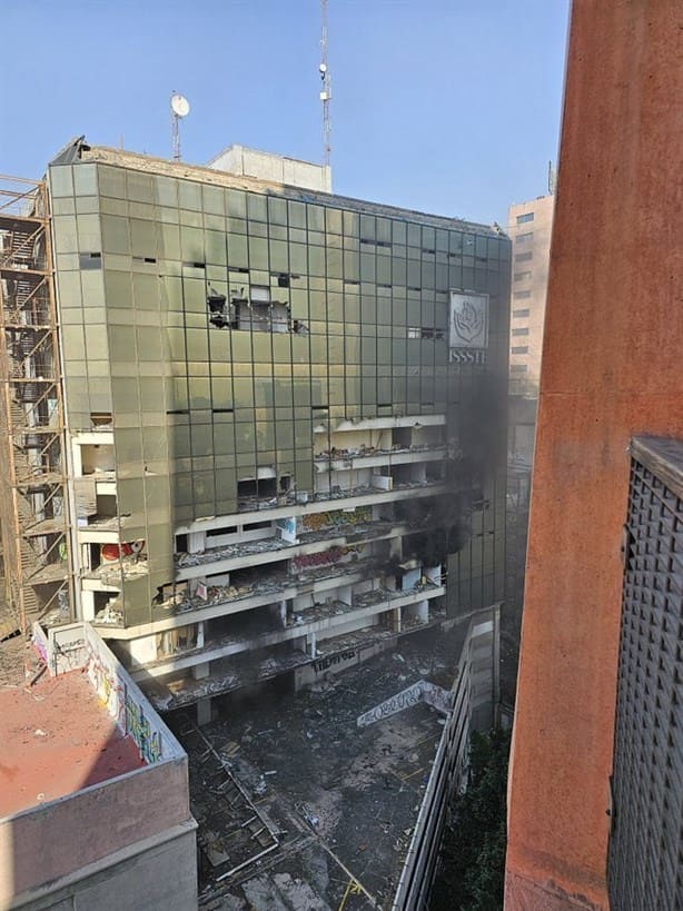 Impresionante incendio de edificio abandonado del ISSSTE en Paseo de Reforma, en CdMx | VIDEO